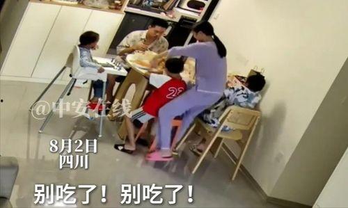 吃瓜被桌子绊倒视频播放,视频播放引发网友热议