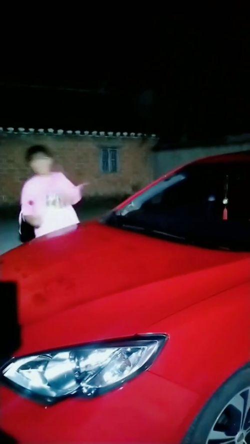 妹妹在车上吃瓜视频大全,萌态十足，视频大全萌翻网友