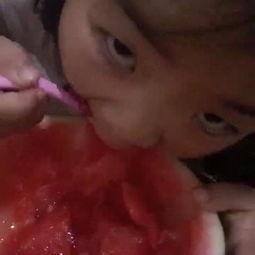 女孩吃瓜吵架视频