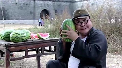 小伙吃瓜给钱视频,小伙吃瓜给钱，视频走红网络