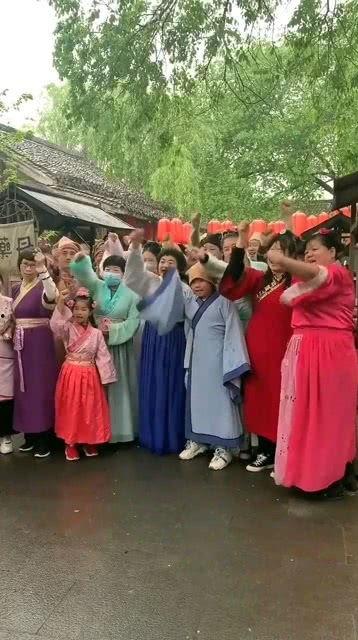 群众看表演吃瓜视频