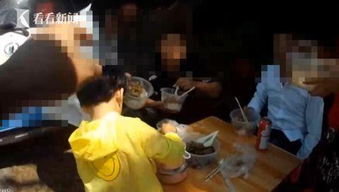 潍坊椅子吃瓜事件视频,一场网络热议的奇闻轶事