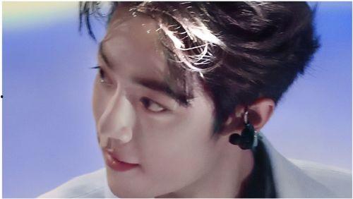 肖战在吃瓜视频,揭秘明星幕后趣事