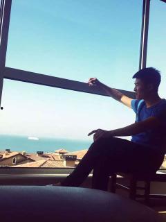 吃瓜群众吃瓜现场视频播放,吃瓜群众围观吃瓜盛况，视频记录全民狂欢瞬间